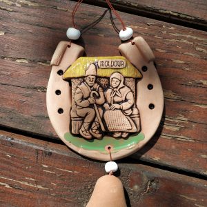 Pottery souvenir Horseshoe with old couple